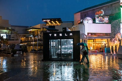 Los compradores visitan el centro comercial Parque Arauco en Santiago, Chile, en mayo de 2024.