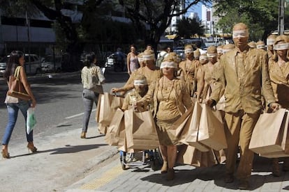 Estudantes de comunicação durante uma performance em São Paulo.