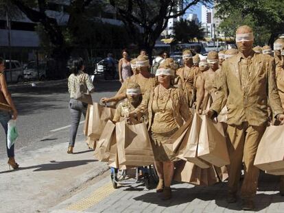 Estudantes de comunicação durante uma performance em São Paulo.