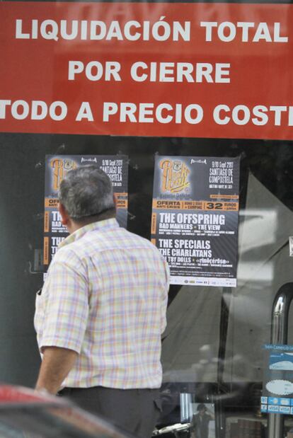 Comercio en liquidación en el centro de Santiago.