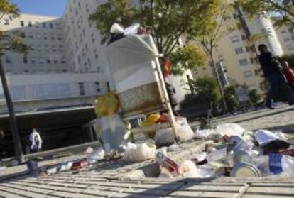 Basura acumulada en la entrada principal del Hospital General de Alicante, tras varios días de huelga de los trabajadores de la empresa de limpieza que exigen el pago de sus nóminas y la rescisión del contrato a la firma adjudicataria.