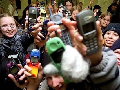 Teléfonos moviles en una escuela de Helsinki (Finlandia).