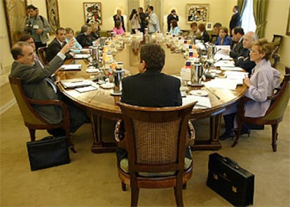 El Consejo de Ministros presidido por José Luis Rodríguez Zapatero, reunido en sesión extraordinaria.