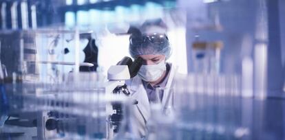 Investigadora en un laboratorio farmacéutico.