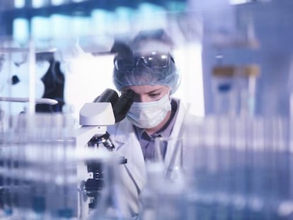 Investigadora en un laboratorio farmacéutico. 