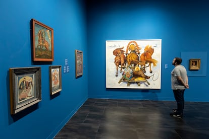 Un visitante en una de las salas de exposiciones del Museo Ruso de Málaga.