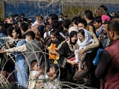 Una multitud se agolpa en los muros del aeropuerto de Kabul para ser evacuada. El Ejército afgano colocó alambre de espino. Entre el paso que sirve de embudo y la multitud.