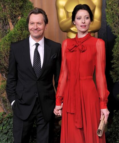 Gary Oldman, muy bien acompañado de su mujer, Alexandra Edenborough, que iba muy elegante de rojo.