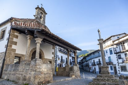 Calles en cuesta, casas del siglo XVIII muy bien conservadas y las curiosas batipuertas, barreras que evitaban que el ganado penetrase en los zaguanes, son las señas de identidad de este pueblo salmantino, famoso también por sus jamones y embutidos. Más información: <a href="http://www.candelario.es/" target="_blank">candelario.es</a>