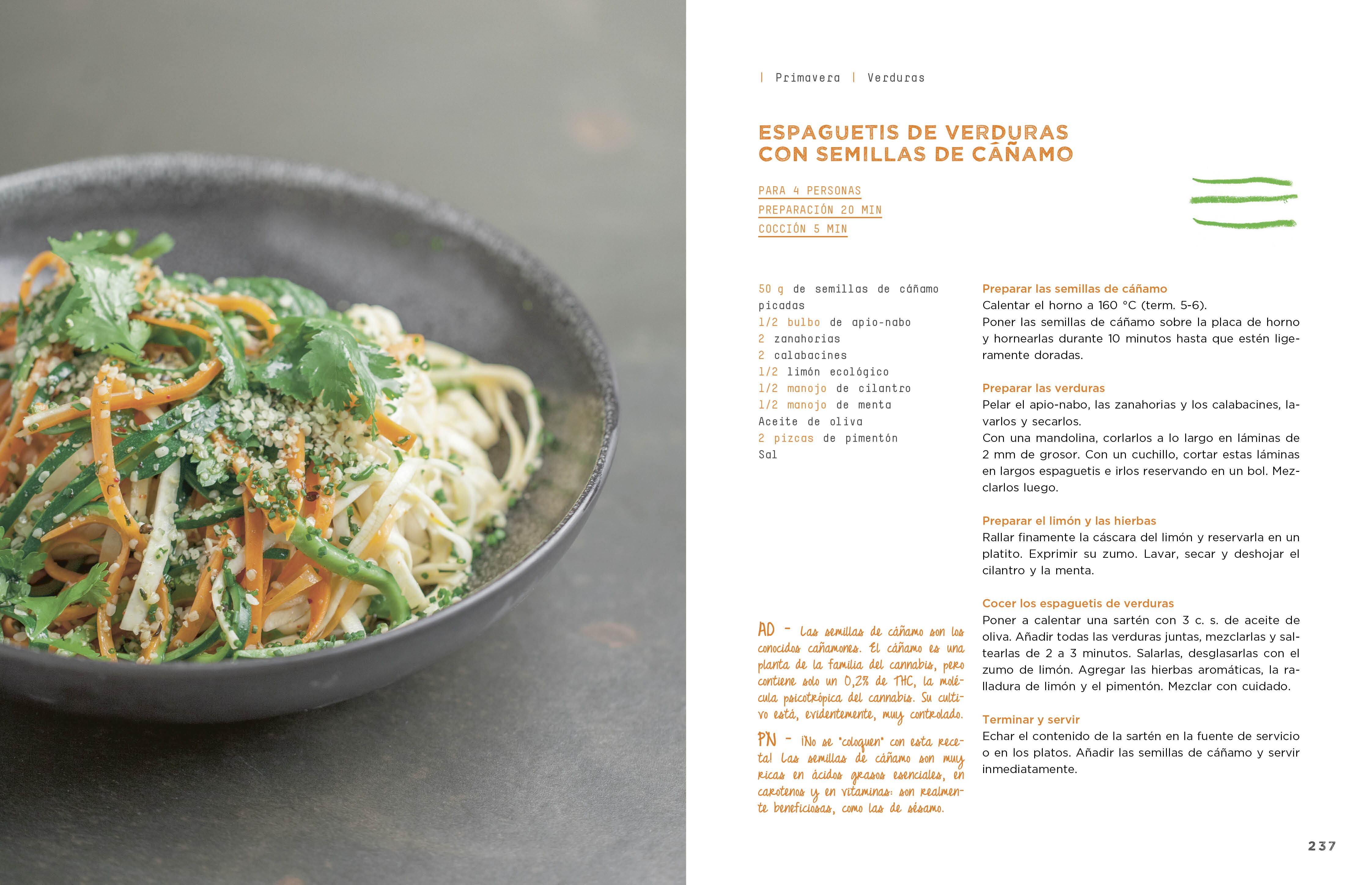 Interior de 'Cocina estacional', de Alain Ducasse, Paule Neyrat y Christophe Saintagne (Ediciones Akal). En la imagen, receta de los espaguetis de verduras (apio-nabo, zanahorias y calabacín) con semillas de cáñamo, en fotografía de Pierre Monetta.