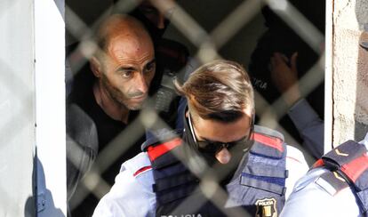 El violador reincident surt del jutjat.