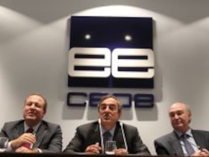 Los presidentes de CEOE, Juan Rosell (en el centro), junto al presidente de Cepyme, Jes&uacute;s Terciado (izquierda) y el secretario general de CEOE, Jos&eacute; Mar&iacute;a Lacasa (derecha).