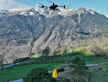 Un dron sobrevuela las montañas de la Val d'Aran (Lleida).