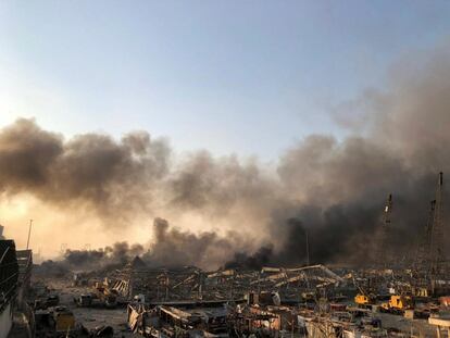 Vista da zona afetada pela forte explosão na zona portuária de Beirute.