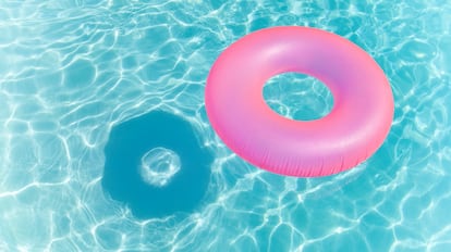 como mantener limpia el agua de la piscina con un limpiador químico eficaz.