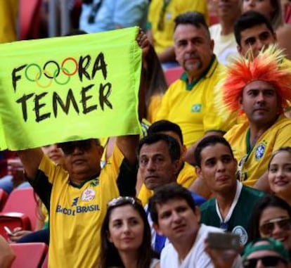 Protesta contra el presidente Temer durante el partido inaugural de los JJOO