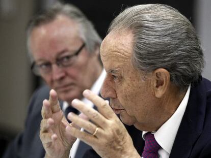 Villar Mir y Piqué, en la rueda de prensa previa a la junta.