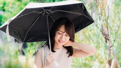 Artículo de EL PAÍS Escaparate que describe las ventajas de uso de este paraguas con filtro solar y máxima protección.