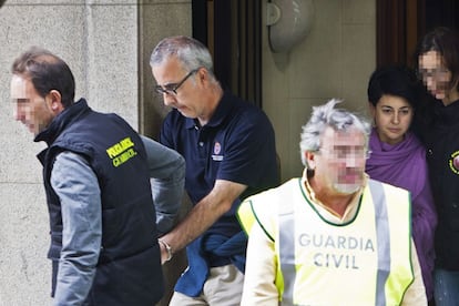 Alfonso Basterra y Rosario Porto, padres de Asunta, salen juntos, tras el registro de hoy jueves, del piso donde vivía la niña