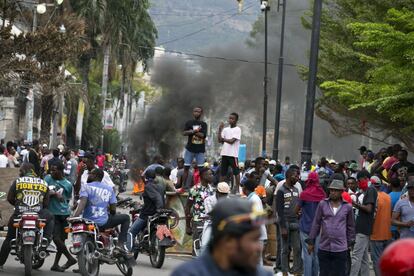 Jóvenes en la cima de una barricada mientras los oficiales de policía fuera de servicio protestan.