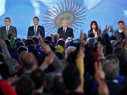 Alberto Fernández (centro), acompañado por la vicepresidenta, Cristina Kirchner, y el ministro de Economía y precandidato del peronismo, Sergio Massa, en Buenos Aires, el 9 de julio.