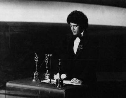 Andre Guttfreund lee su discurso en la ceremonia de premiación de los Oscar el 28 de marzo de 1977.