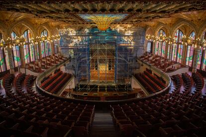 Interior del Palau de la Música durante los trabajos de restauración del conjunto escultórico del proscenio durante el cierre por la pandemia. 