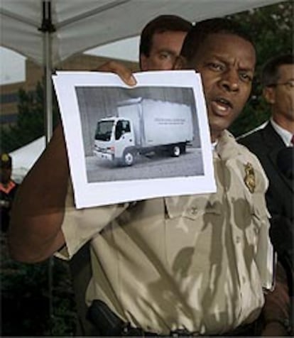 Bosquejo de la camioneta del asesino, mostrado por el jefe de la policía local.