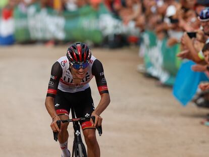 Juan Ayuso, subiendo en Les Praeres.