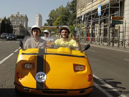 Turistas en un GoCar pasean por el centro de la ciudad mientras el coche les guía.