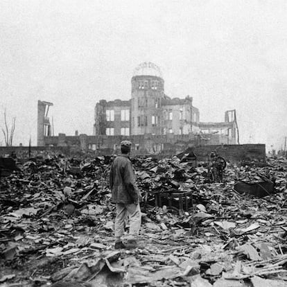 Un corresponsal observa las ruinas en que quedó convertida Hiroshima, en 1945.