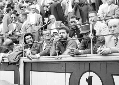 Ernesto 'Che' Guevara asiste a una corrida de toros en Madrid, en 1959.