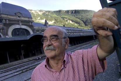 Labordeta en la estación de Canfranc (Huesca).