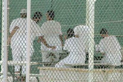 Dos detenidos en Guantánamo, en febrero de 2006.