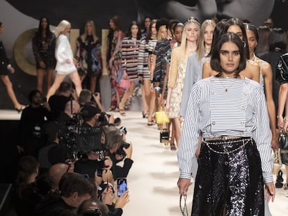 Un momento del desfile de Chanel primavera/verano 2022 durante la semana de la moda de París, el 5 de octubre de 2021.