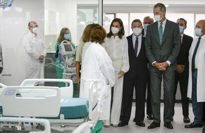 Felipe VI y Letizia, en la víspera de su 50 cumpleaños, han inaugurado la ampliación del Hospital Universitario de Guadalajara, que pasará a tener 116.000 metros cuadrados, frente a los 54.000 actuales, y casi 300 camas hospitalarias. En él trabajarán casi 400 profesionales sanitarios una vez esté en pleno funcionamiento.