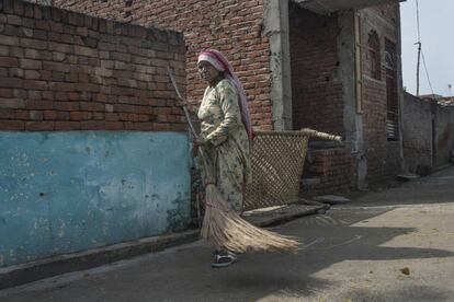 Una limpiadora en Ghaziabad, Nueva Delhi. En el pueblo, hay quien ha practicado la recogida manual desde la adolescencia, y quien empezó después de casarse, siguiendo la tradición de la familia de su marido.