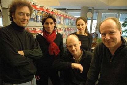 Parte del equipo de<i> L&#39;Hebdo</b> </i>en Bondy. De izquierda a derecha, Michel Audétat, Sonia Arnal, Serge Michel, Sabine Pirolt y Alain Rebetez.