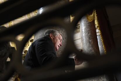 En la imagen, el republicano Mark Meadows habla con los periodistas, en el Capitolio, en Washington D.C., el 18 de diciembre de 2019.