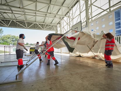 Médicos y voluntarios preparan carpas en las inmediaciones del Instituto de Educación Secundaria de Mendillorri, en Pamplona, para realizar pruebas PCR este jueves.