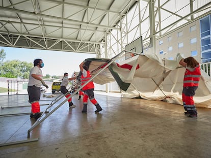 Health workers and volunteers set up a coronavirus testing center in Pamplona on Thursday.