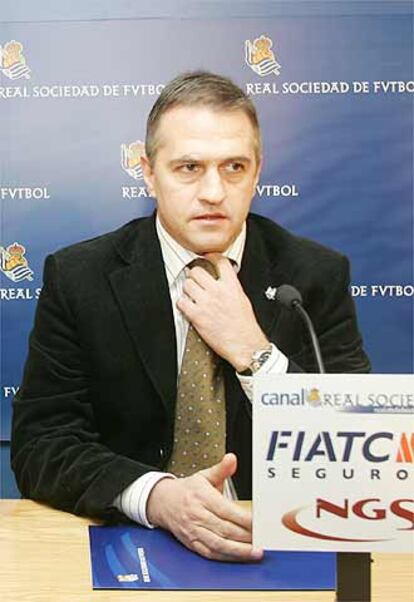 José Luis Astiazarán, en una rueda de prensa, cuando aún estaba al frente de la Real Sociedad en enero de 2005.