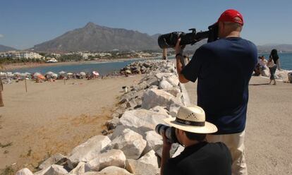 Dos paparazis trabajando en la playa de Puerto Ban&uacute;s (Marbella). 