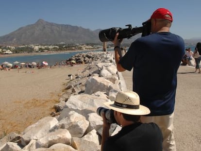 Dos paparazis trabajando en la playa de Puerto Ban&uacute;s (Marbella). 