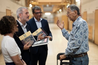 Gabriel Gómez, hijo de Helios Gómez, conversa con el alcalde de Barcelona, Jaume Collboni.