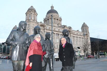Kathleen Kurgi (inglesa) y Amir Kurgi (Tanzania), junto a la estatua de The Beatles en la Marina de Liverpool. "Eran de una mentalidad muy internacional. Hubieran aborrecido el Brexit, como el resto de nosotros", dicen.