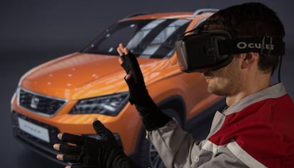 Un visitant al saló de l'automòbil, al costat d'un Seat.