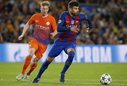 Gerard Pique y Kevin De Bruyne en el Camp Nou.