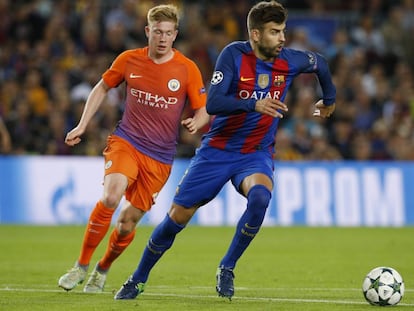 Gerard Pique y Kevin De Bruyne en el Camp Nou.