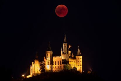 La Luna tras castillo de Hohenzollern, en Hechingen, Alemania